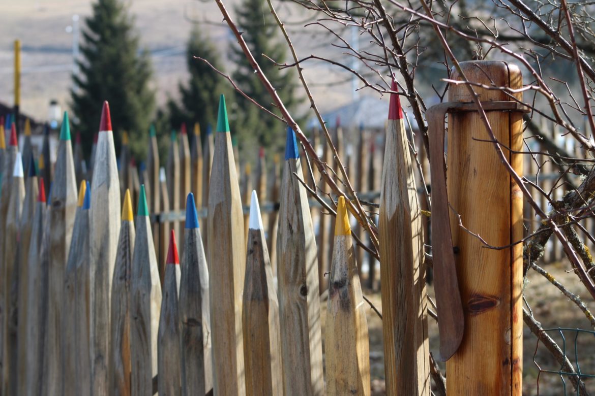 La recinzione della casa del libro è formata da tante matite colorate formate da pali di legno