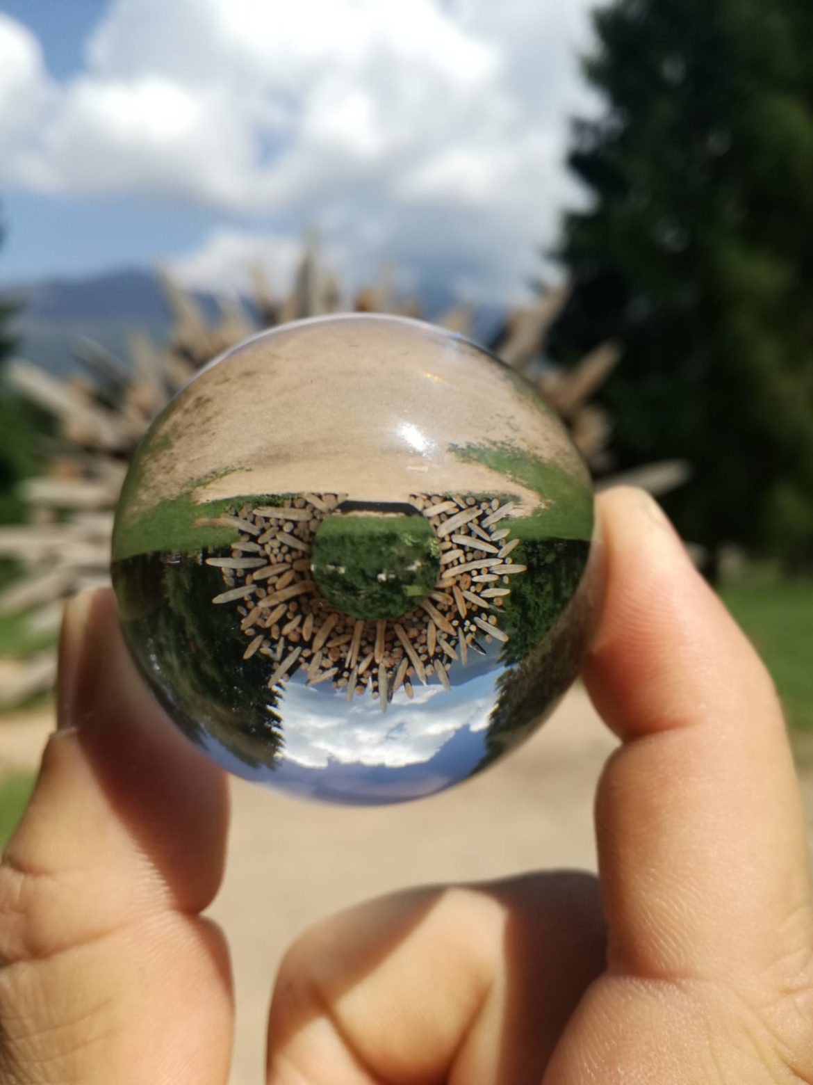 Artesella, una lente arrotondata capovolge la realtà, un arco fatto completamente di legno