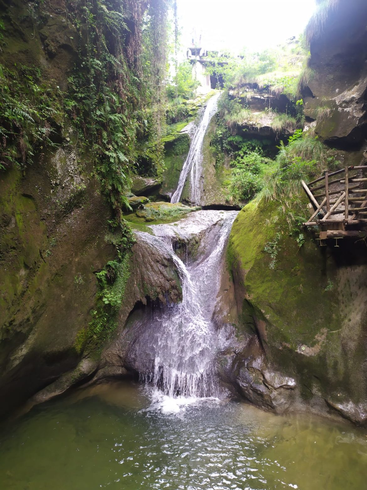 In primo piano una delle numerose cascate presenti nelle grotte del Caglieron