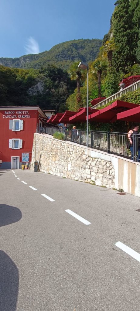 Scalinata che porta all'ingresso e alla biglietteria delle cascate del Varone