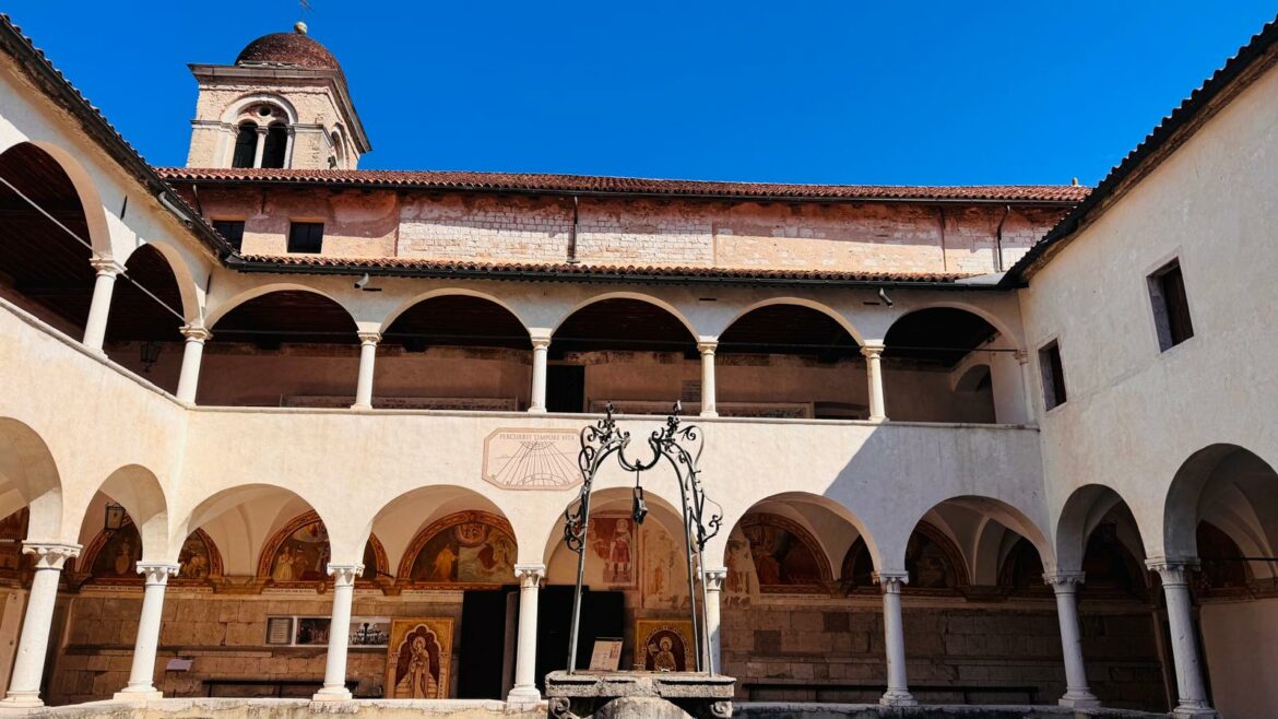 Interno del Santuario dei Santi Vittore e Corona